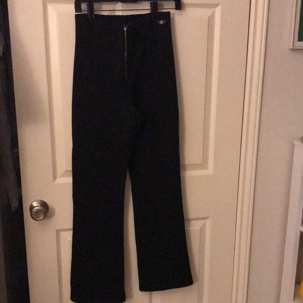 Very nice black ski pants. Slightly flared. Size 6